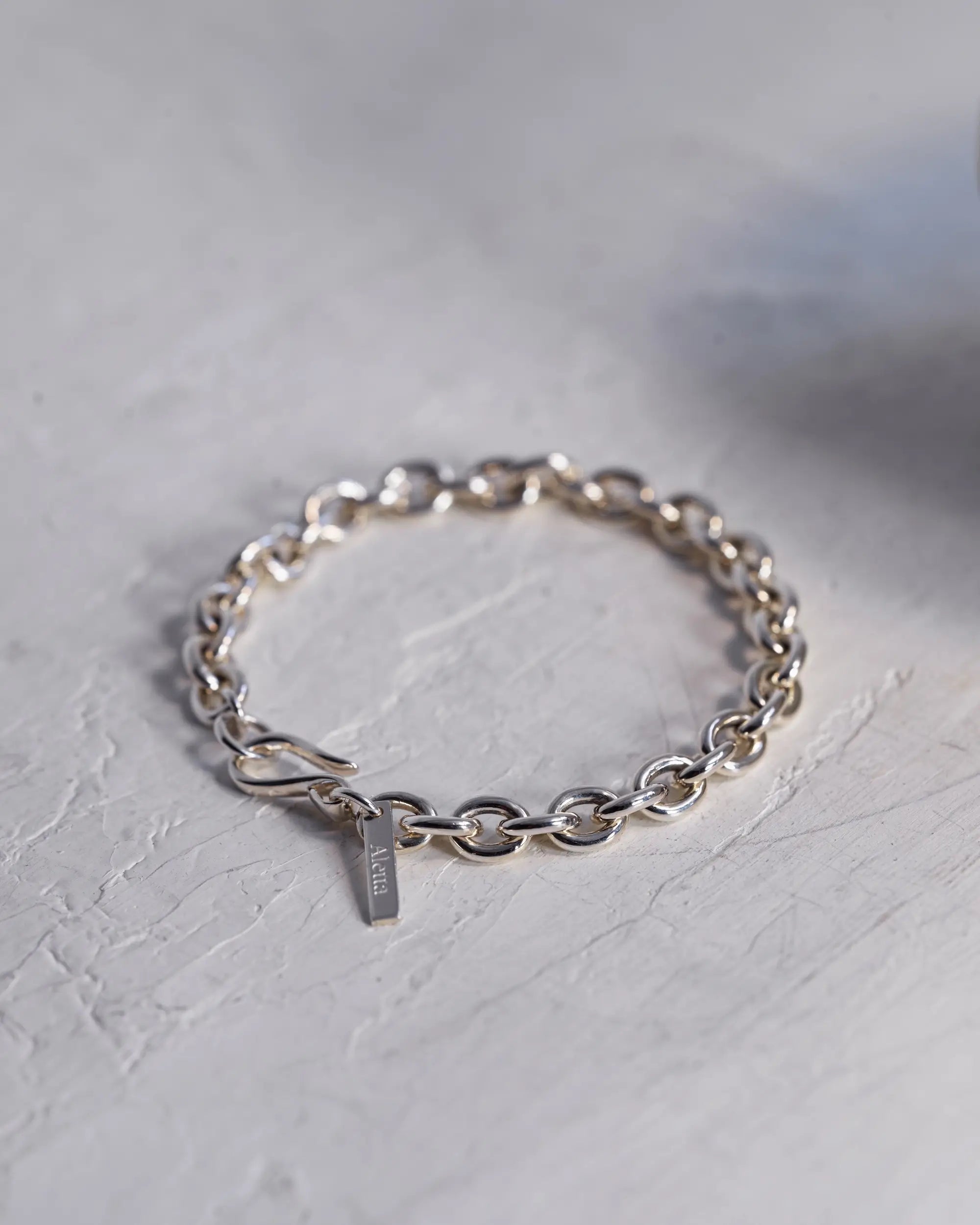 ノエルチェーンブレスレット | ロゴプレートが輝くリサイクルシルバー