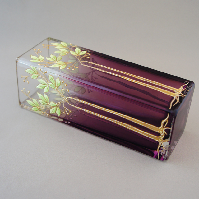 モーゼル「葉文様 紫ガラス 角型花瓶」《アンティックかとう》