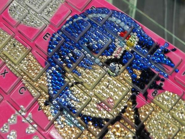 ASCII.jp：スワロフスキー満載で7万7777円の窓辺ななみキーボード