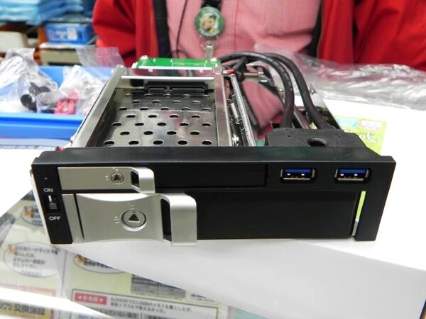ASCII.jp：5インチベイ搭載型のUSB 3.0＋HDDホットスワップベイが登場