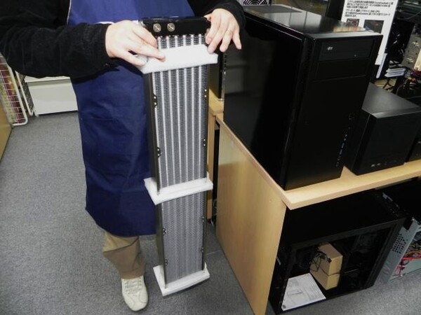 ASCII.jp：全長800mmオーバーの超巨大ラジエーターが日本上陸