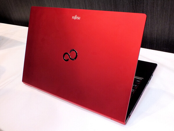 ASCII.jp：富士通渾身のUltrabook「UH75」は薄くてカッコイイ！