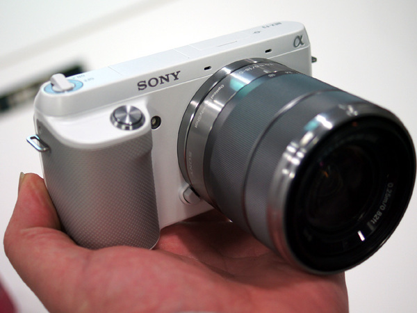 ASCII.jp：自分撮りもできちゃう！ 大幅機能UPのソニー「NEX-F3」