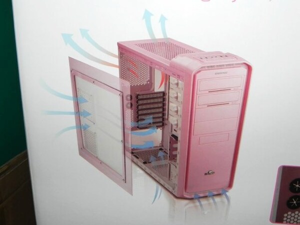 ASCII.jp：やっぱり女子向け？ ピンクのENERMAX製ミドルタワーケース