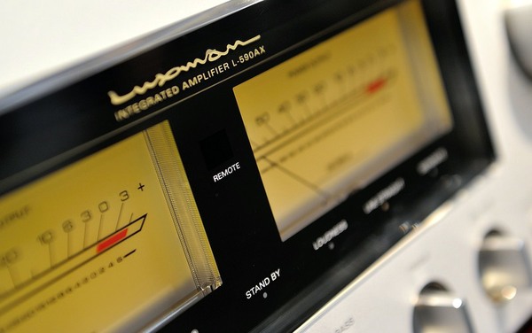 ASCII.jp：最高のプリメインアンプを求め、LUXMANの試聴室を訪問した (1/8)