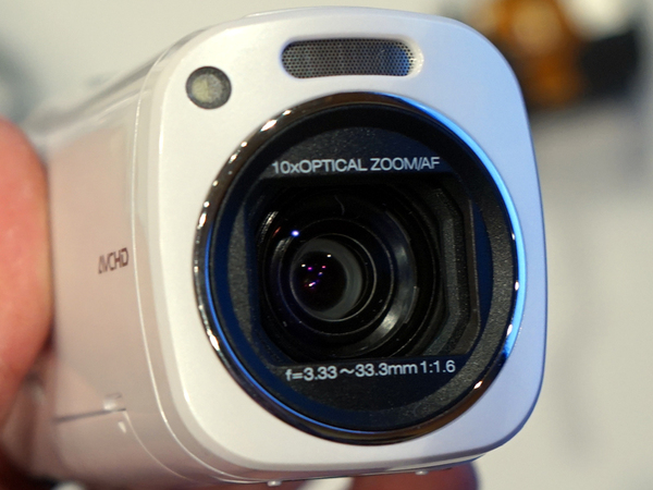 ASCII.jp：画質は高級機並み！ 世界最小の「Everio GZ-N1」に触った！