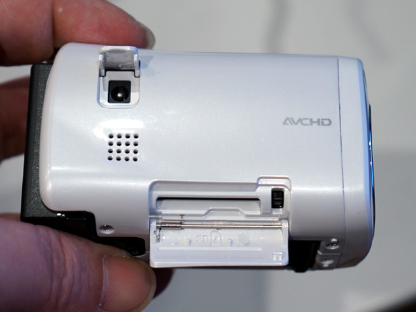 ASCII.jp：画質は高級機並み！ 世界最小の「Everio GZ-N1」に触った！