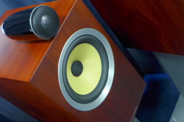 ASCII.jp：人気のB&W CMシリーズがS2に進化 (1/4)