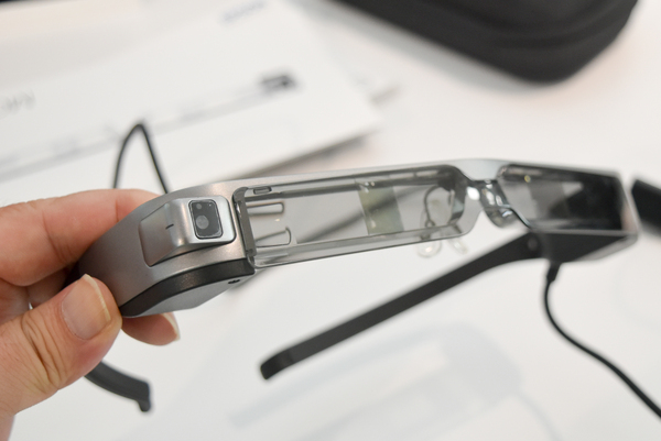 ASCII.jp：画素密度が驚異の3415ppi、新世代MOVERIO「BT-300」は