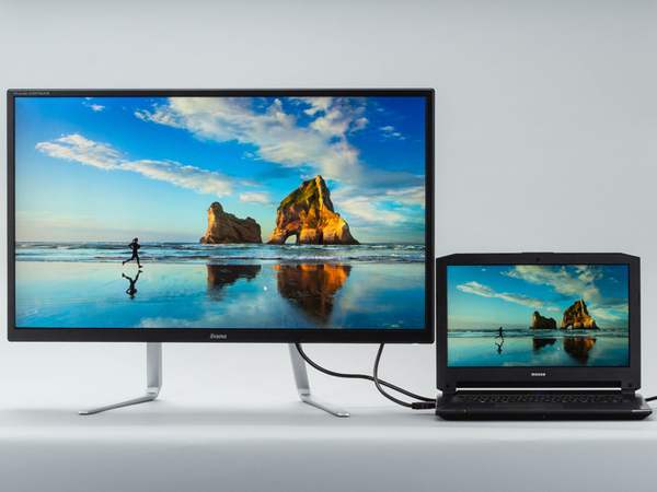 ノートPCで仕事する編集部員宅に31.5型4Kディスプレーを導入したら