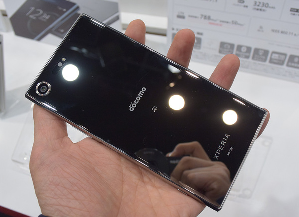 ASCII.jp：鏡面仕上げの最強夏スマホ「Xperia XZ Premium」の外観を
