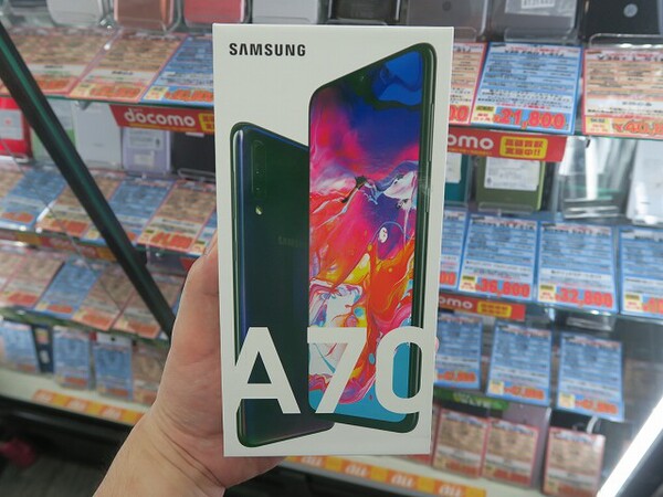 ASCII.jp：3眼カメラや8GBメモリー搭載！ ミドルハイスマホ「Galaxy A70」