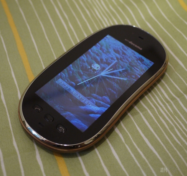 ヒノキ香る豆型木製ケータイ、ドコモ『TOUCH WOOD SH-08C』レビュー