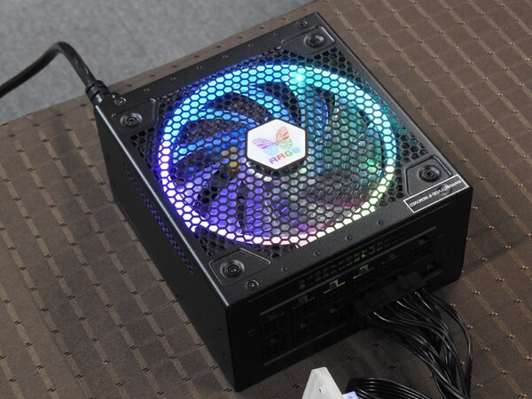 ASCII.jp：ケーブルを差す場所を選ばないSuper Flowerのユニークな電源