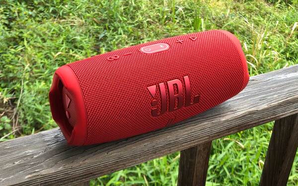 防水・防塵・デカい音、JBL CHARGE 5はいいデキで気持ちいい - 週刊