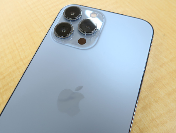 ASCII.jp：2021年の新色、iPhone 13のシエラブルーとピンクを実機で