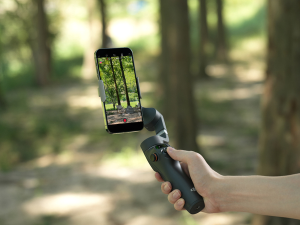 ASCII.jp：DJI、持ち運び簡単でクイック起動できるスマホ