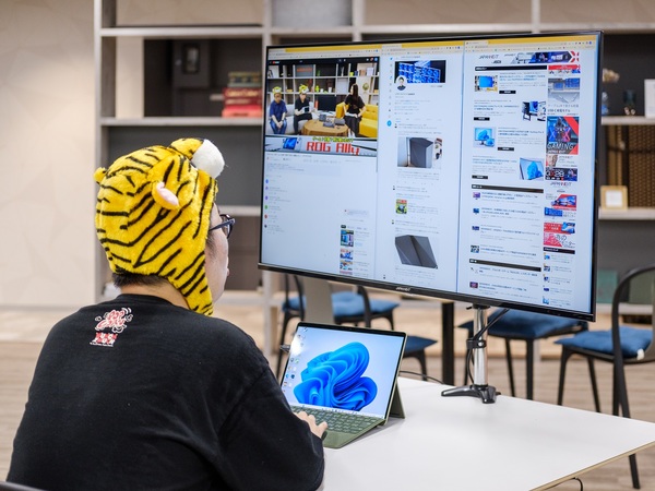 ASCII.jp：液晶を魔改造！43型4Kディスプレー×アーム、最高過ぎる禁断