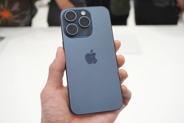 アップル「iPhone 15 Pro」チタン筐体が美しい！【現地レポ】 - 週刊