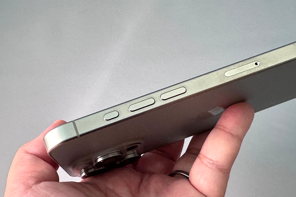 ASCII.jp：軽さは正義「iPhone 15 Pro Max」チタニウムの質感が魅力