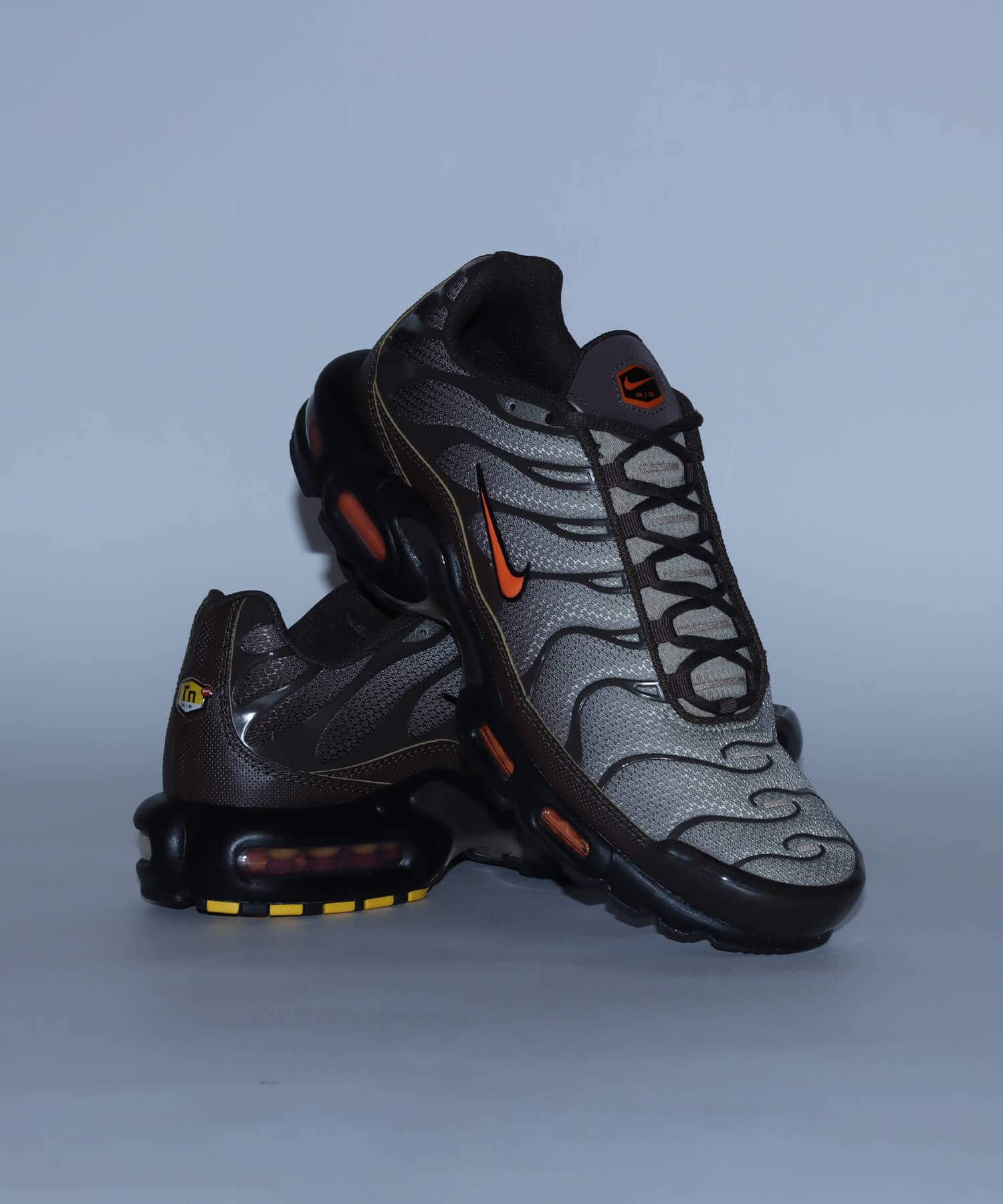 NIKE AIR MAX PLUS BAROQUE BROWN/SAFETY ORANGE-KHAKI-BLACK（ナイキ