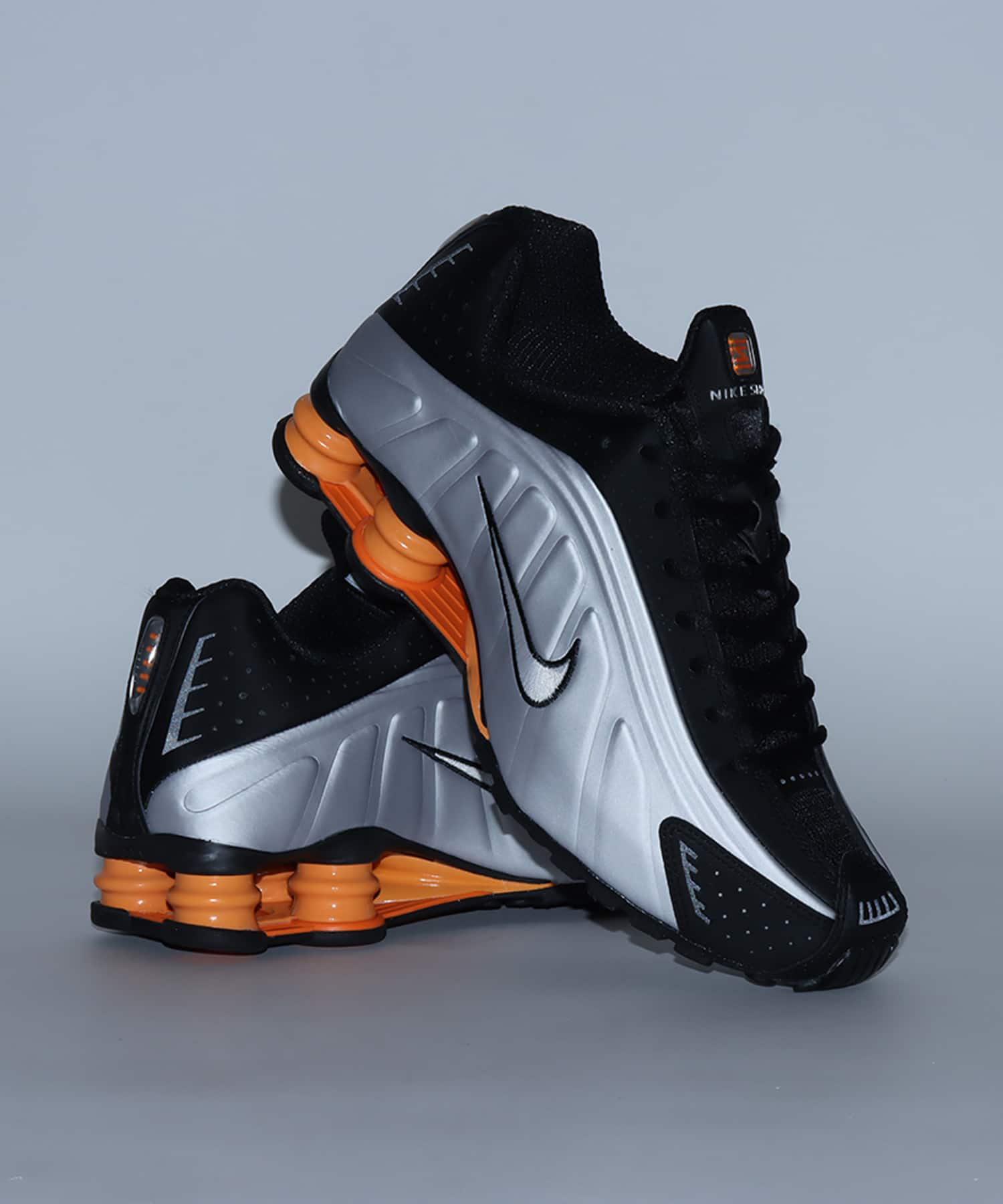 NIKE SHOX R4 BLACK/VAST GREY-BRIGHT MANDARIN（ナイキ ショックス R4