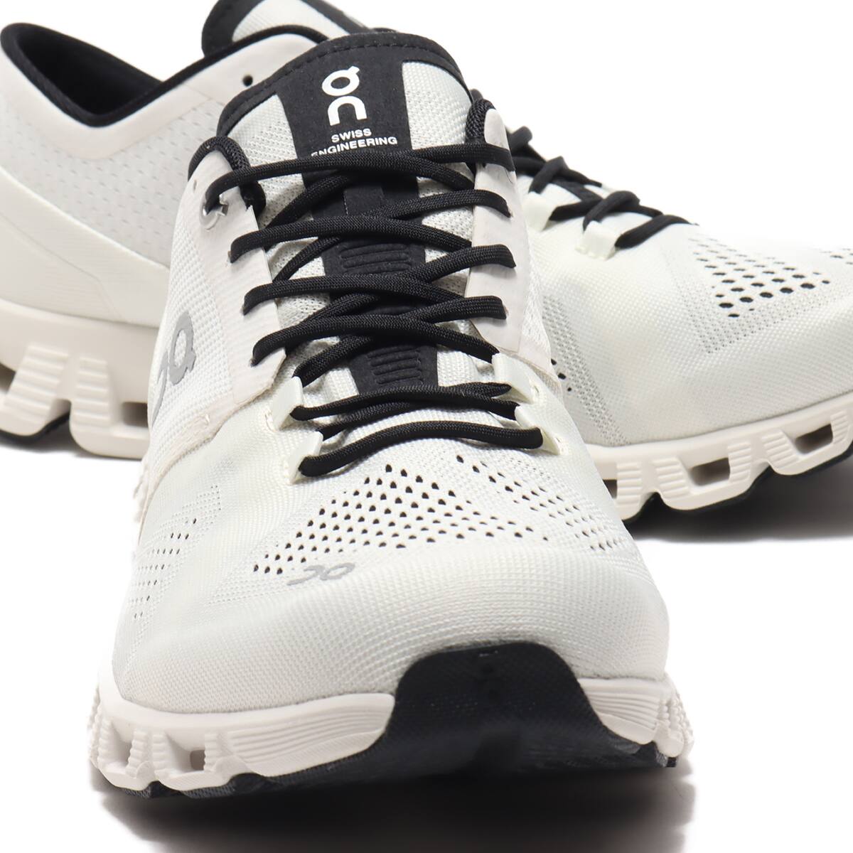 On Cloud X White/Black（オン クラウド エックス-ホワイト） | atmos
