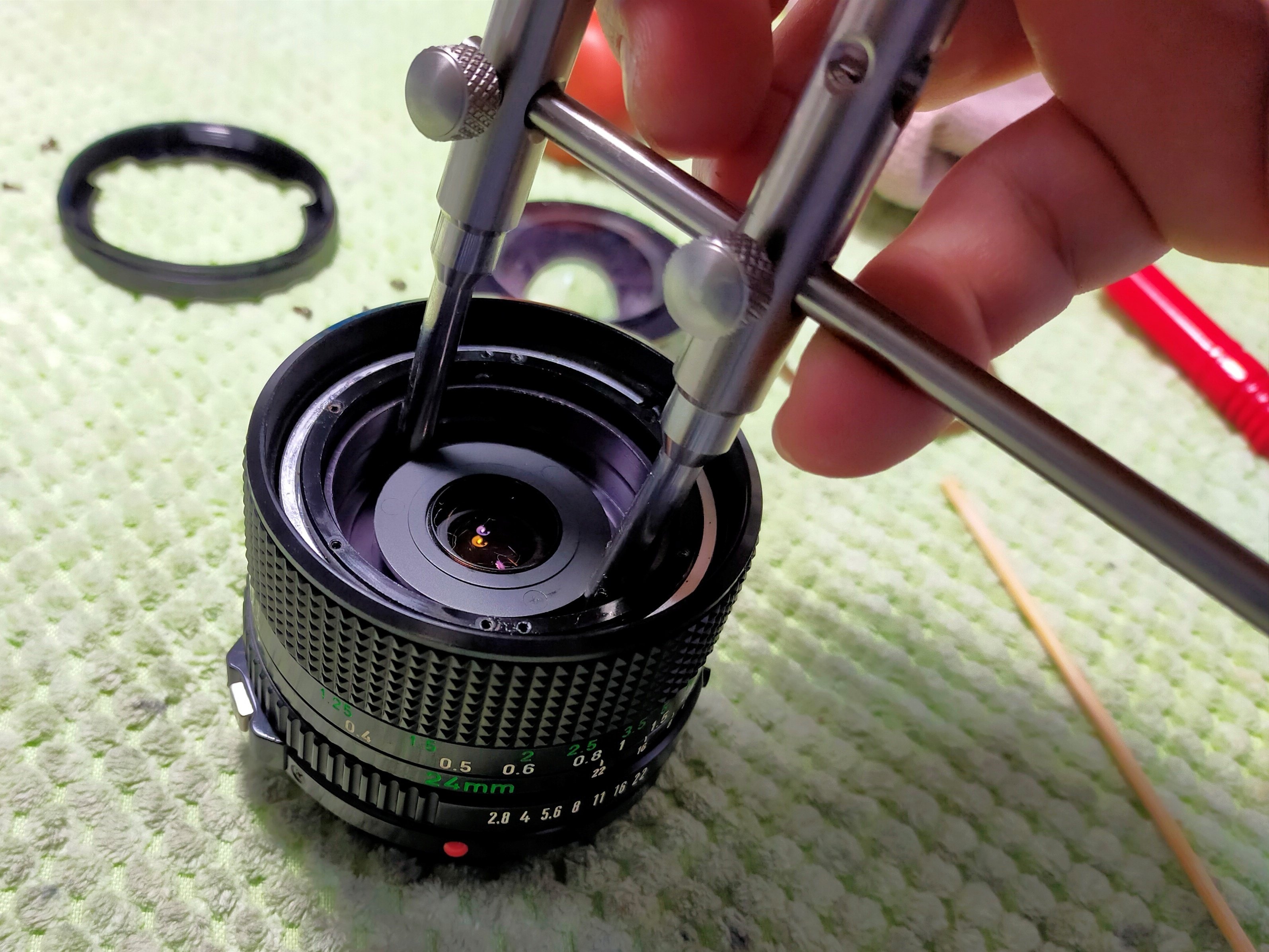 Canon New FD 24mm F/2.8の分解｜フィルムカメラ修理のアクアカメラ