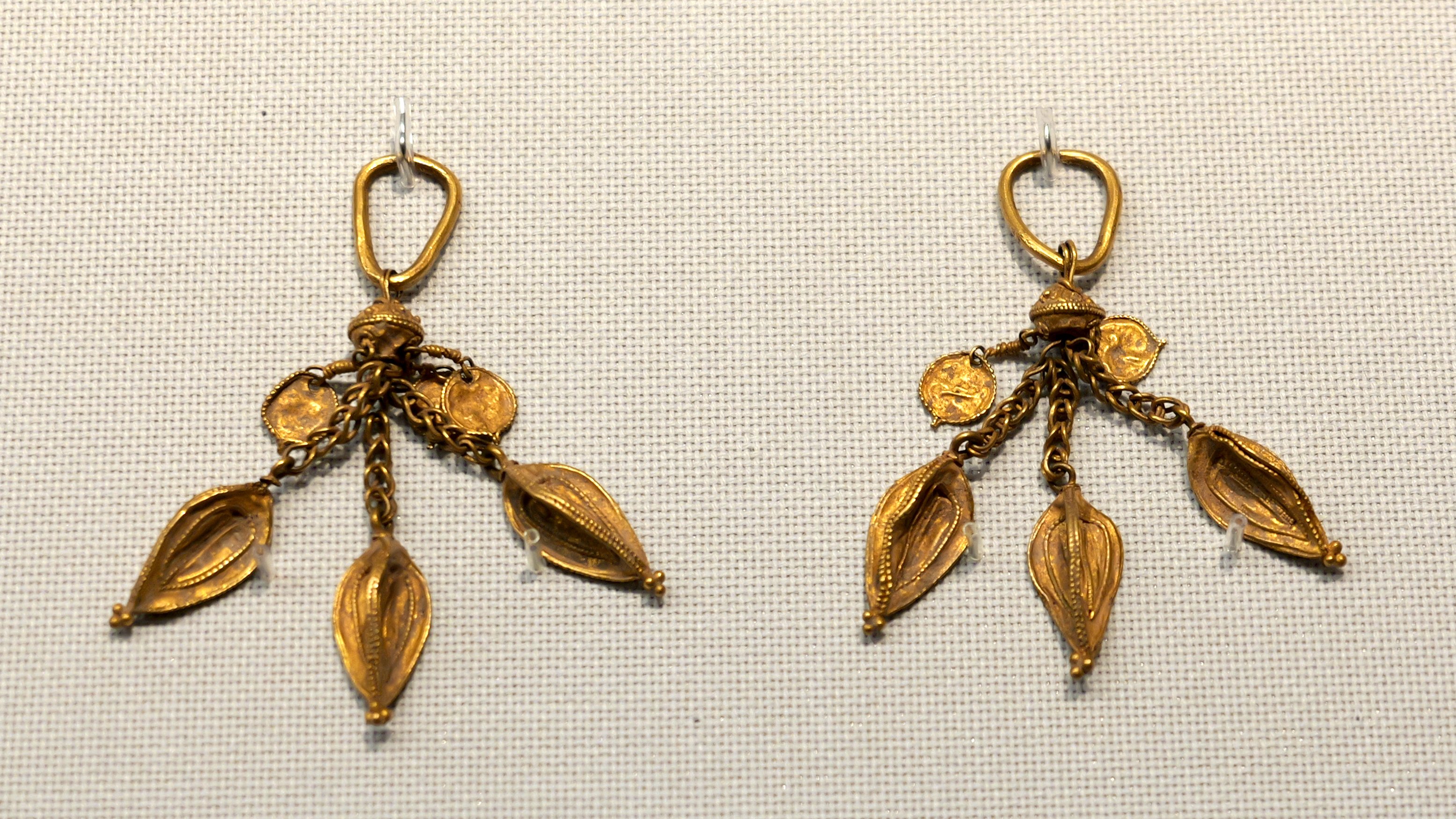 古墳時代 瑪瑙勾玉 古代装身具 出土品 【公式通販】