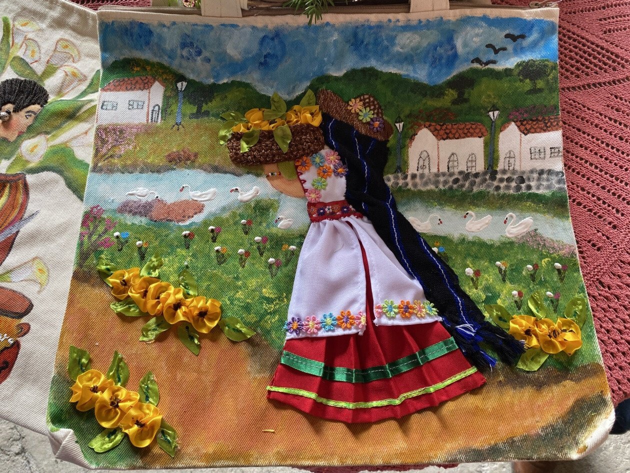 パッツクアロより、プレぺチャ伝統イラスト風ハンドメイド刺繍品