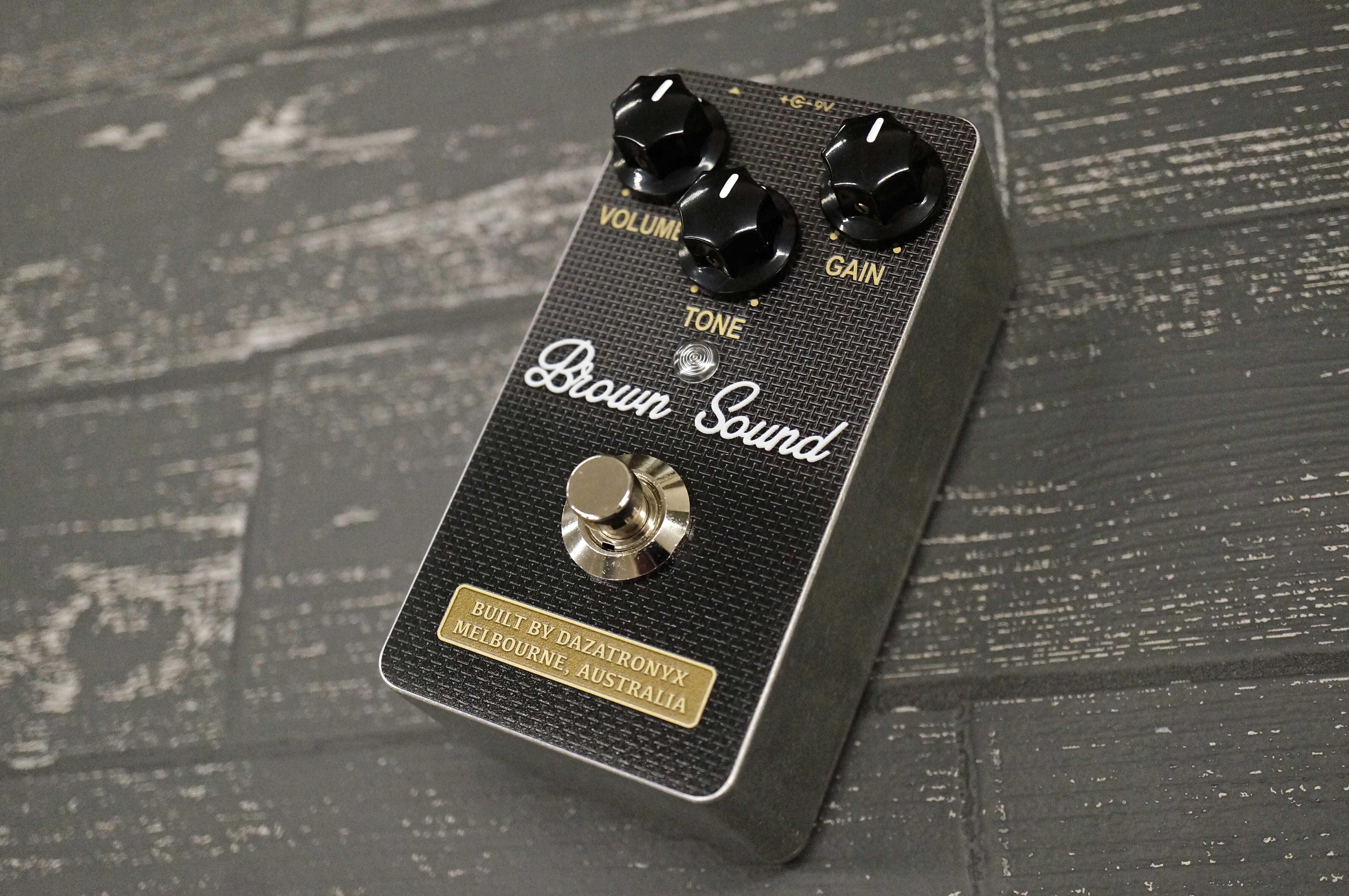 まさに“ブラウンサウンド”！使いやすいディストーション、Dazatronyx