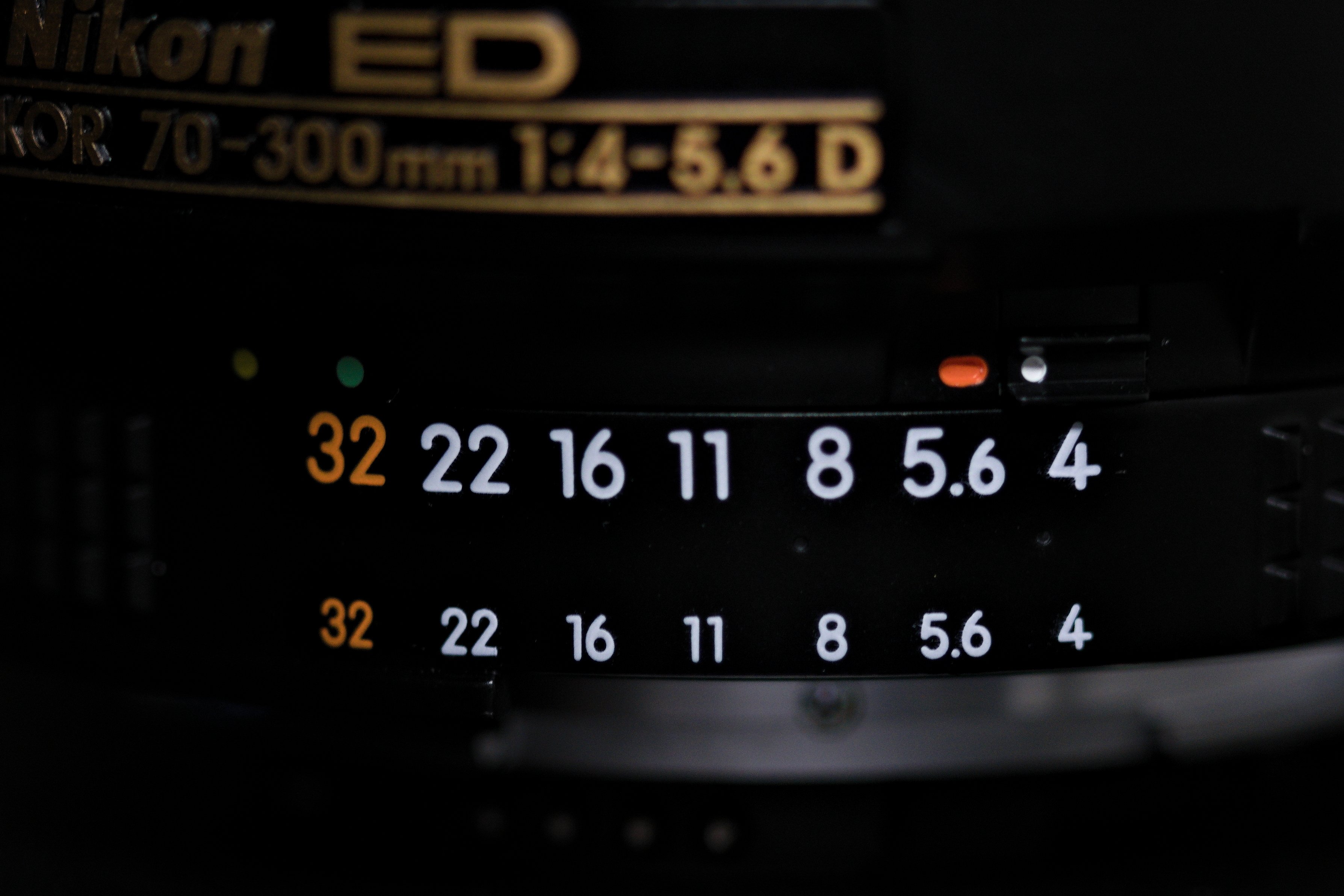 AI AF Zoom-Nikkor ED 70-300mm F4-5.6D｜硝子窓