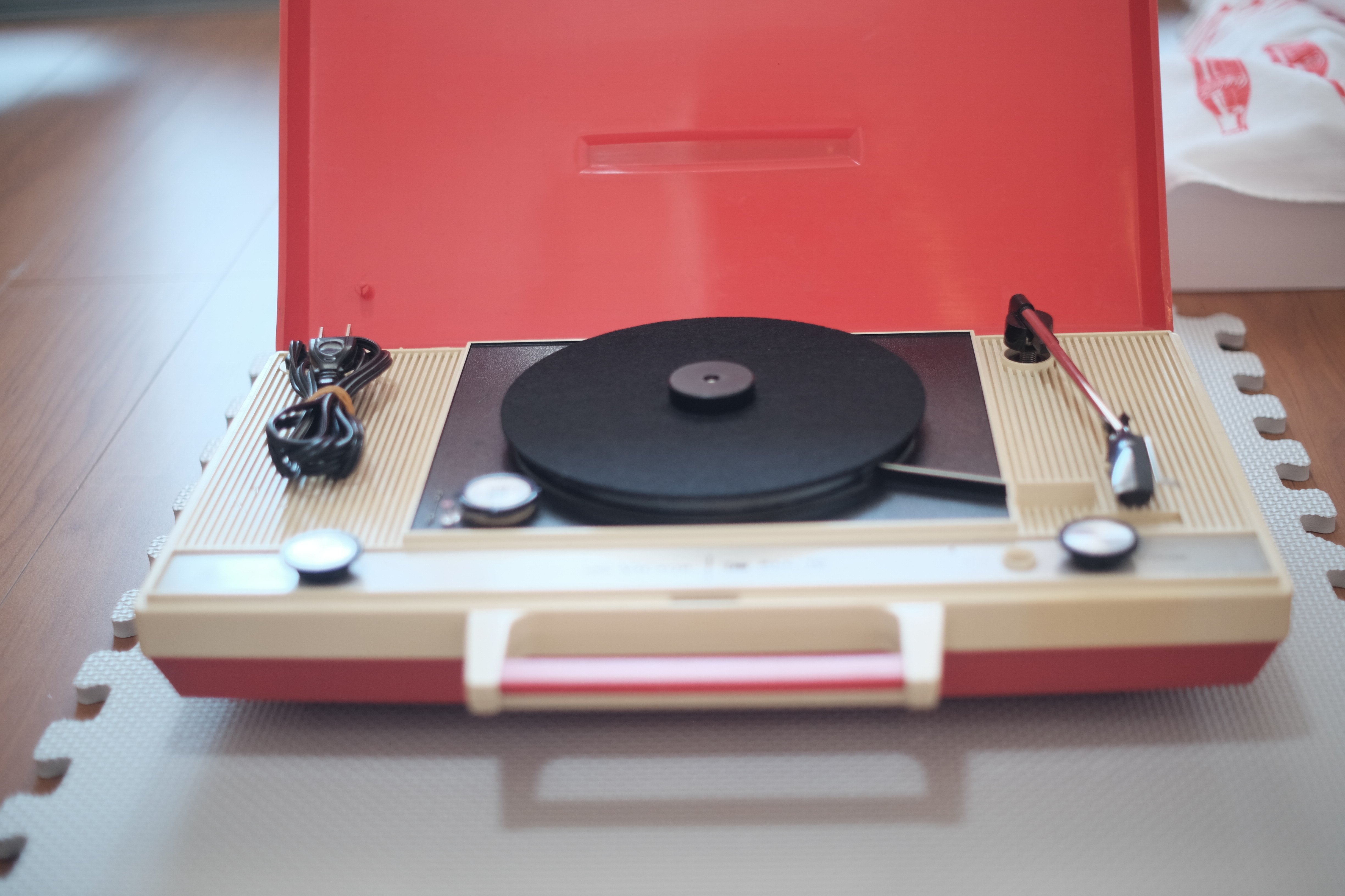 鮮やかな赤のレコードプレーヤー ビクター（Victor）｜PE-8400 その①