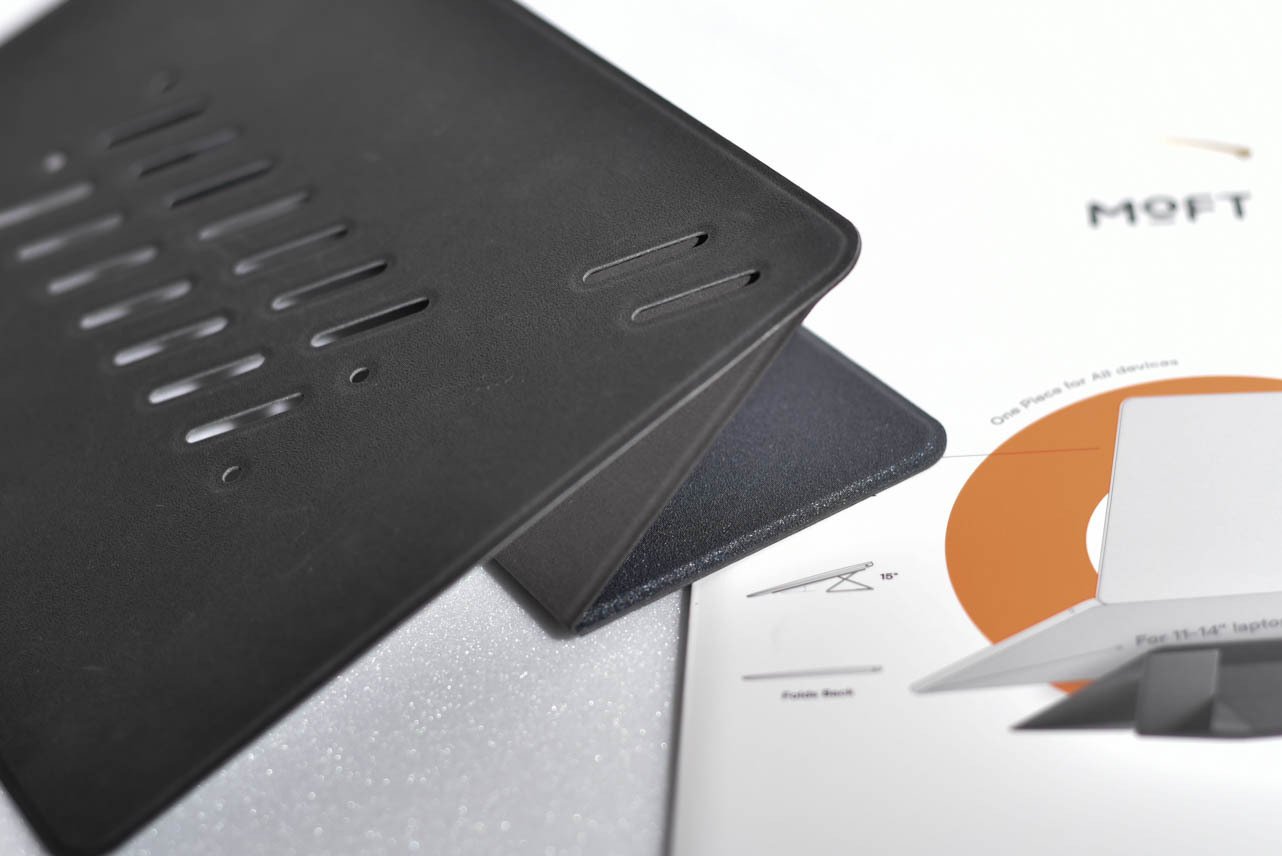 MacBookairにMOFTのスタンドをつけました｜岳景