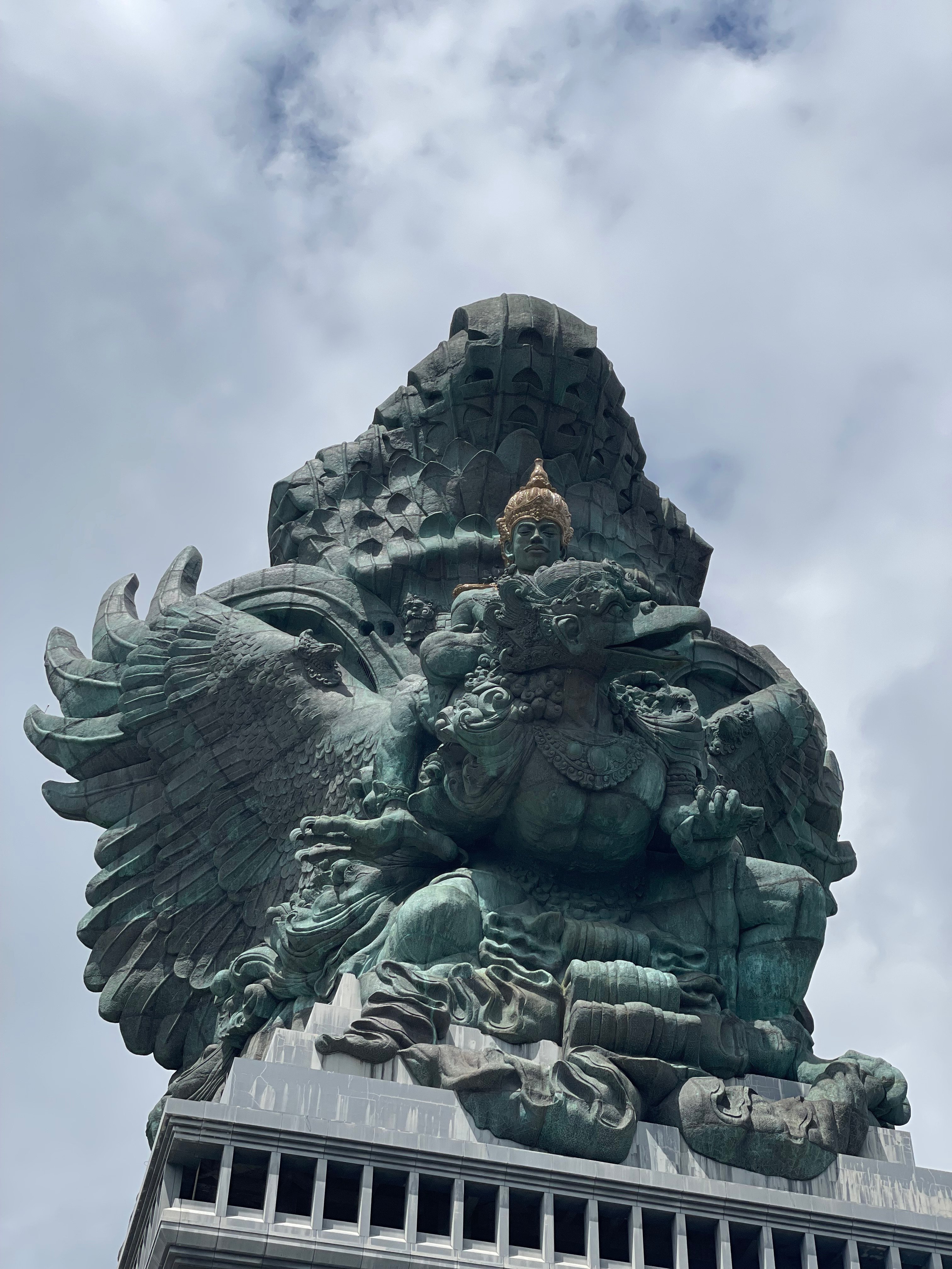 バリの空を見守る鋼の守護神と神鳥 ― ガルーダ・ウィシュヌ