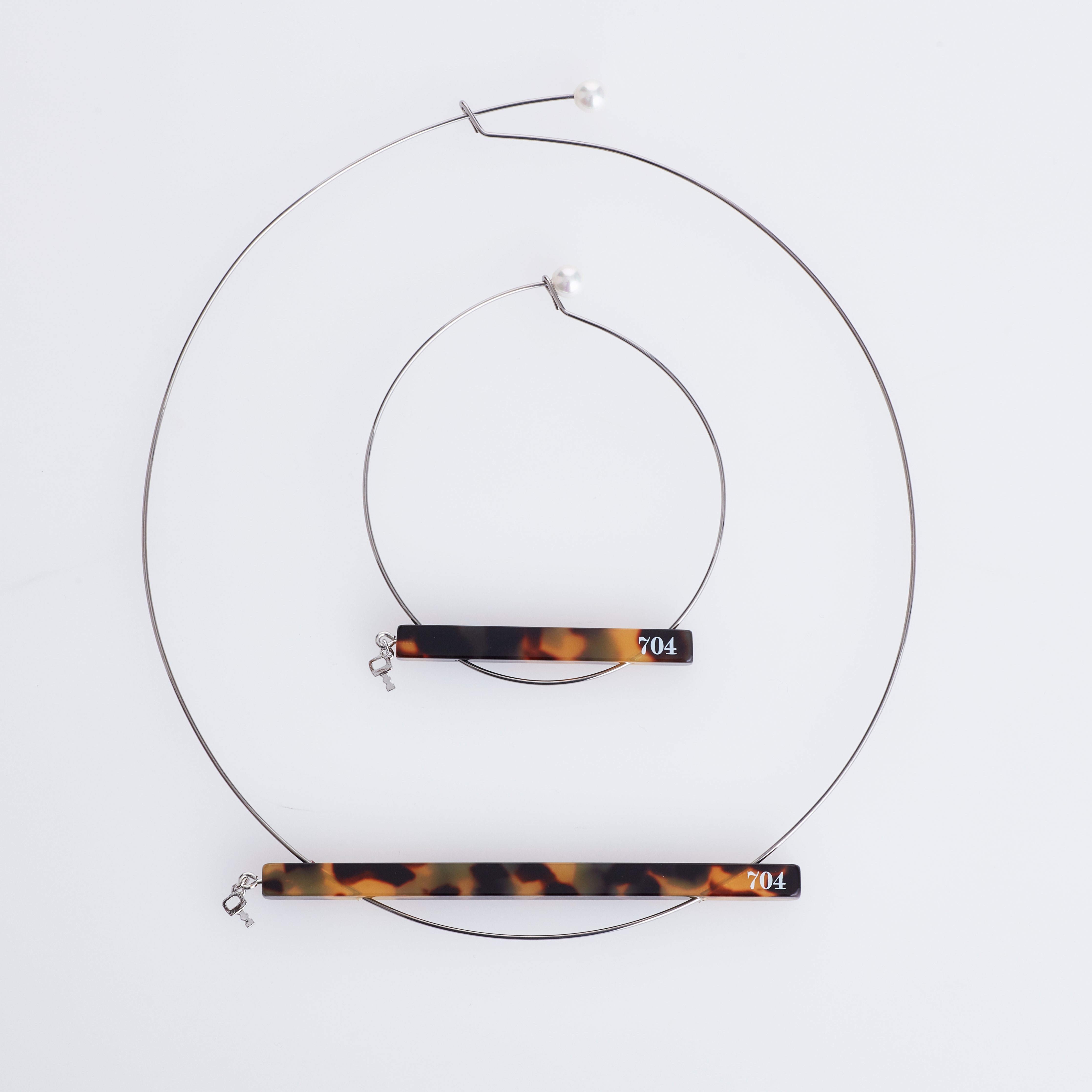 Aquvii × Sur. コラボ「Hotel key」アクセサリー | 松村北斗さん着用