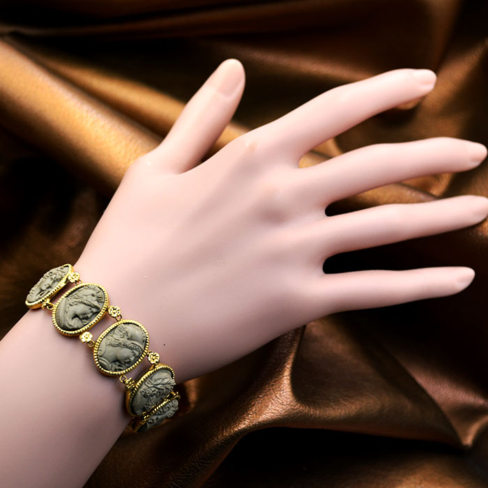 カメオ彫刻家ジュセッペ・テソリエレ氏のラーヴァカメオブレスレットの