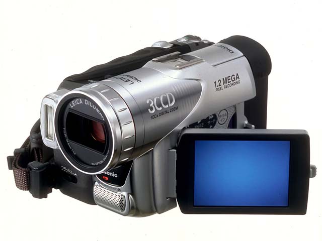 松下、3CCD搭載で世界最小サイズのDVカメラ「NV-GS70K」