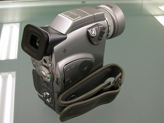 キヤノン、133万画素CCDと光学手ぶれ補正搭載「IXY DV M」