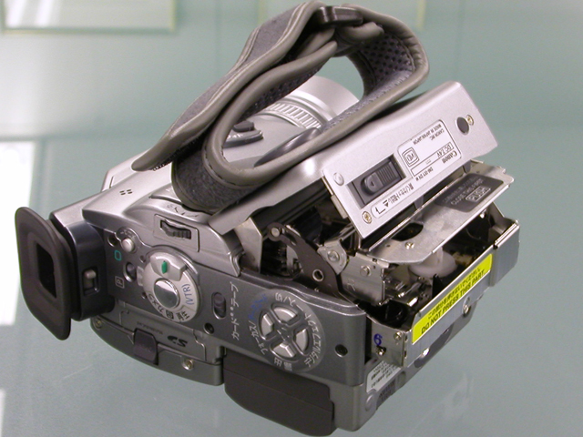 キヤノン、133万画素CCDと光学手ぶれ補正搭載「IXY DV M」