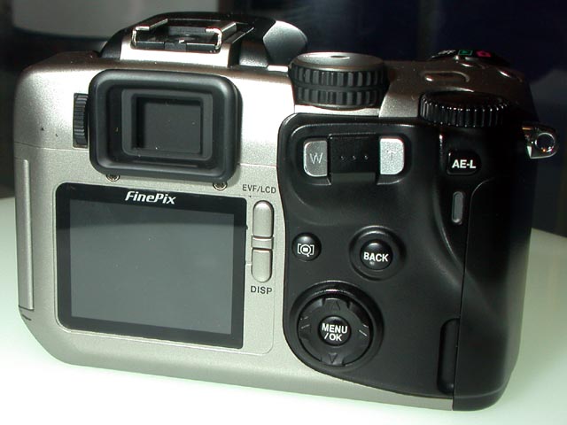 富士フイルム、第三世代スーパーCCDハニカム搭載「FinePix F601」