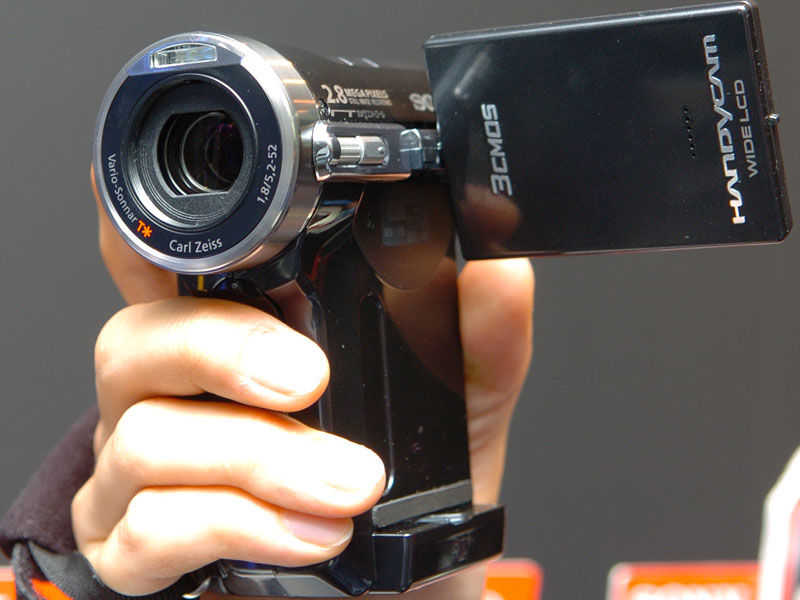 ソニー、独自開発のCMOSセンサ3板式DVカメラ