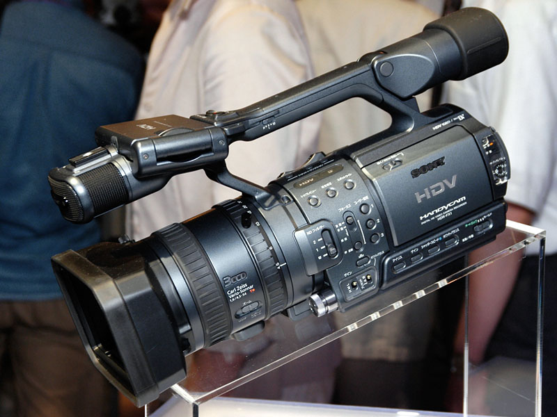 ソニー、民生用初の1080i対応HDVカメラを10月に商品化