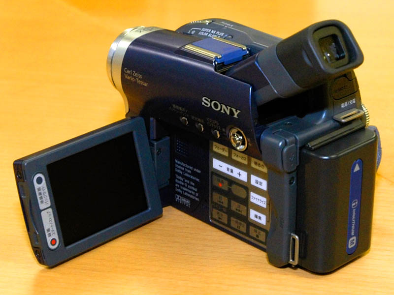 ソニー、8cm DVD-R/RW採用の国内初「DVDハンディカム」