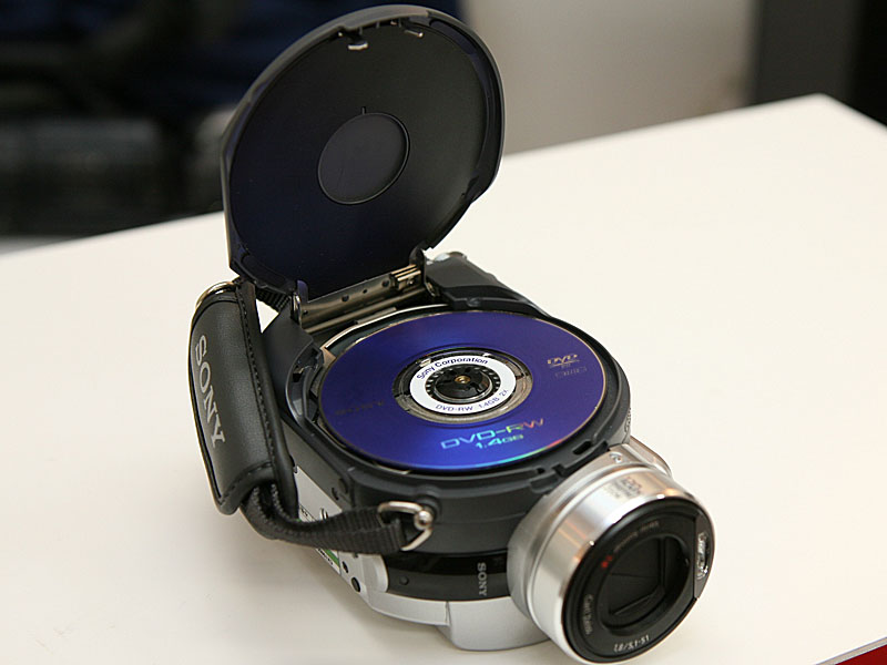ソニー、新開発CMOSセンサ搭載のDVDカメラ