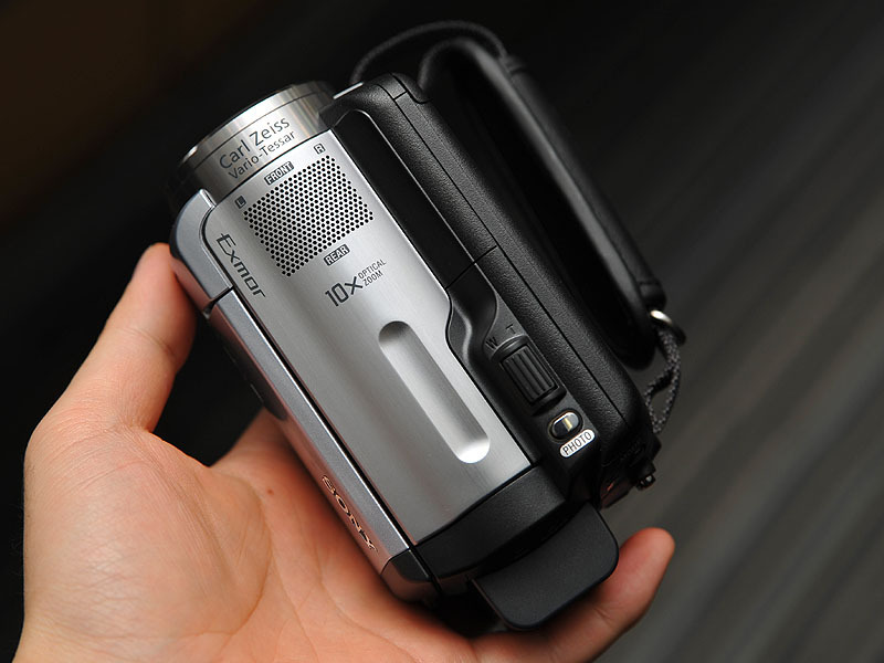 ソニー、16GBメモリ内蔵の小型AVCHDハンディカム