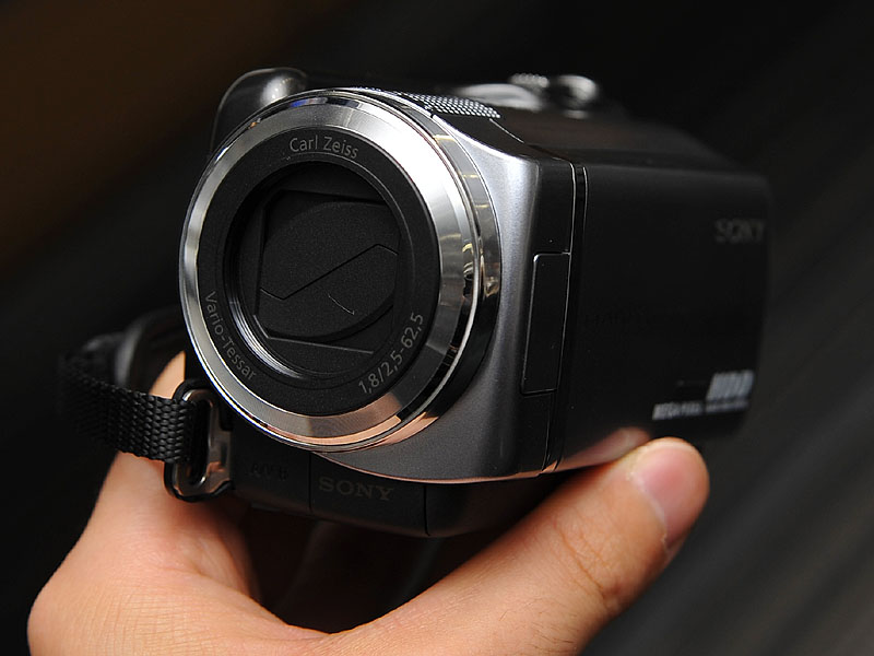 ソニー、80GB HDD搭載のSD解像度ビデオカメラ