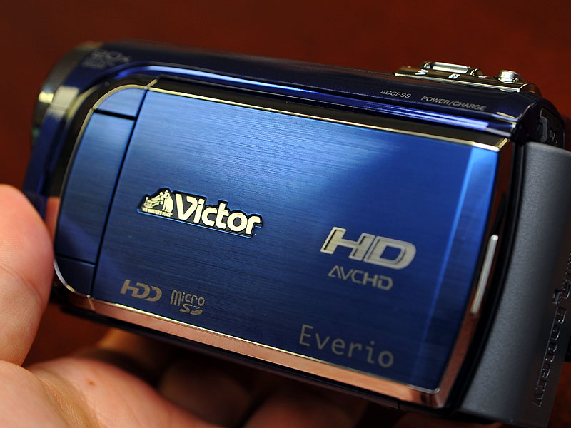 ビクター、HDD搭載で世界最小/最軽量のHDムービー「Everio」