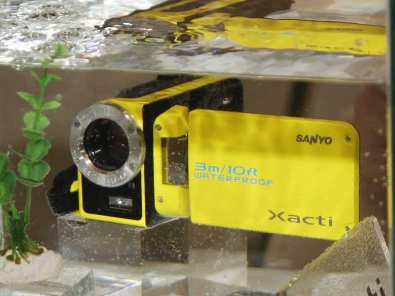 三洋、防水Xactiに初の720p記録モデル。横型も登場