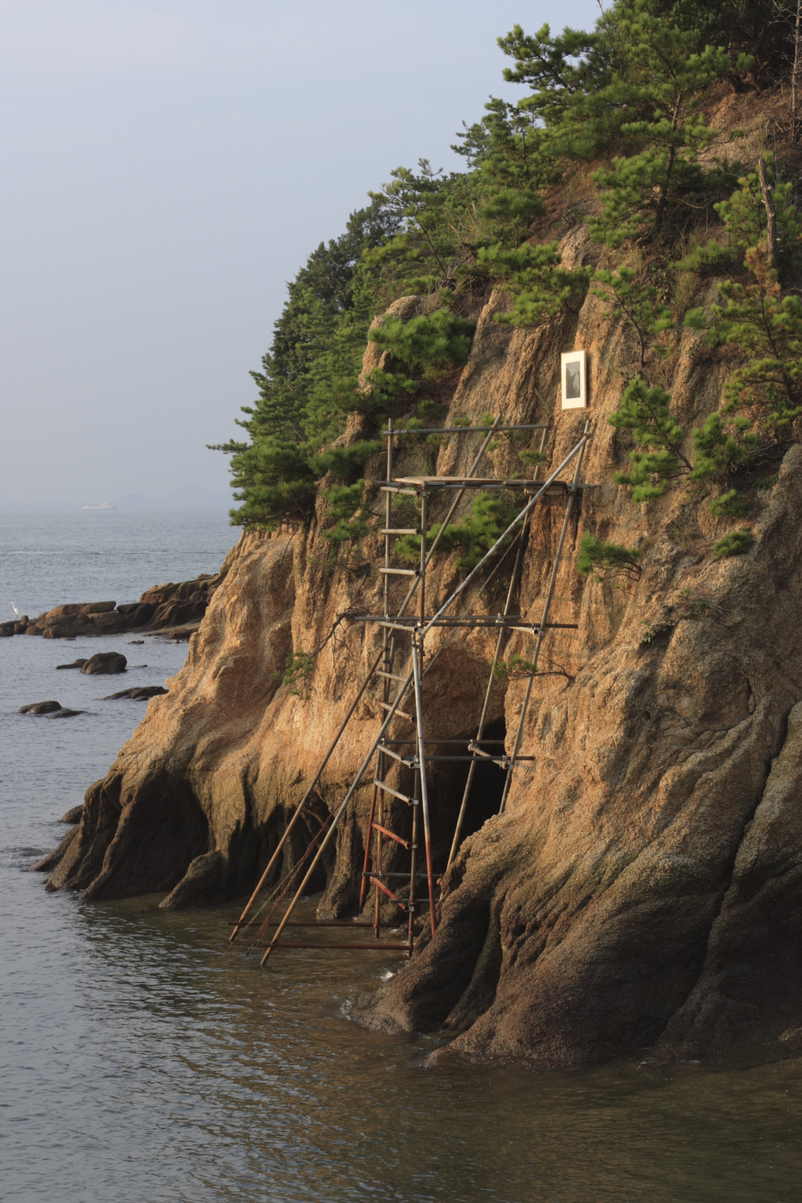 景観の一部として自然の中にあり続ける作品――杉本博司「タイム・エクス